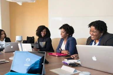 Salle de réunion moderne vitrée avec une équipe en session de stratégie.